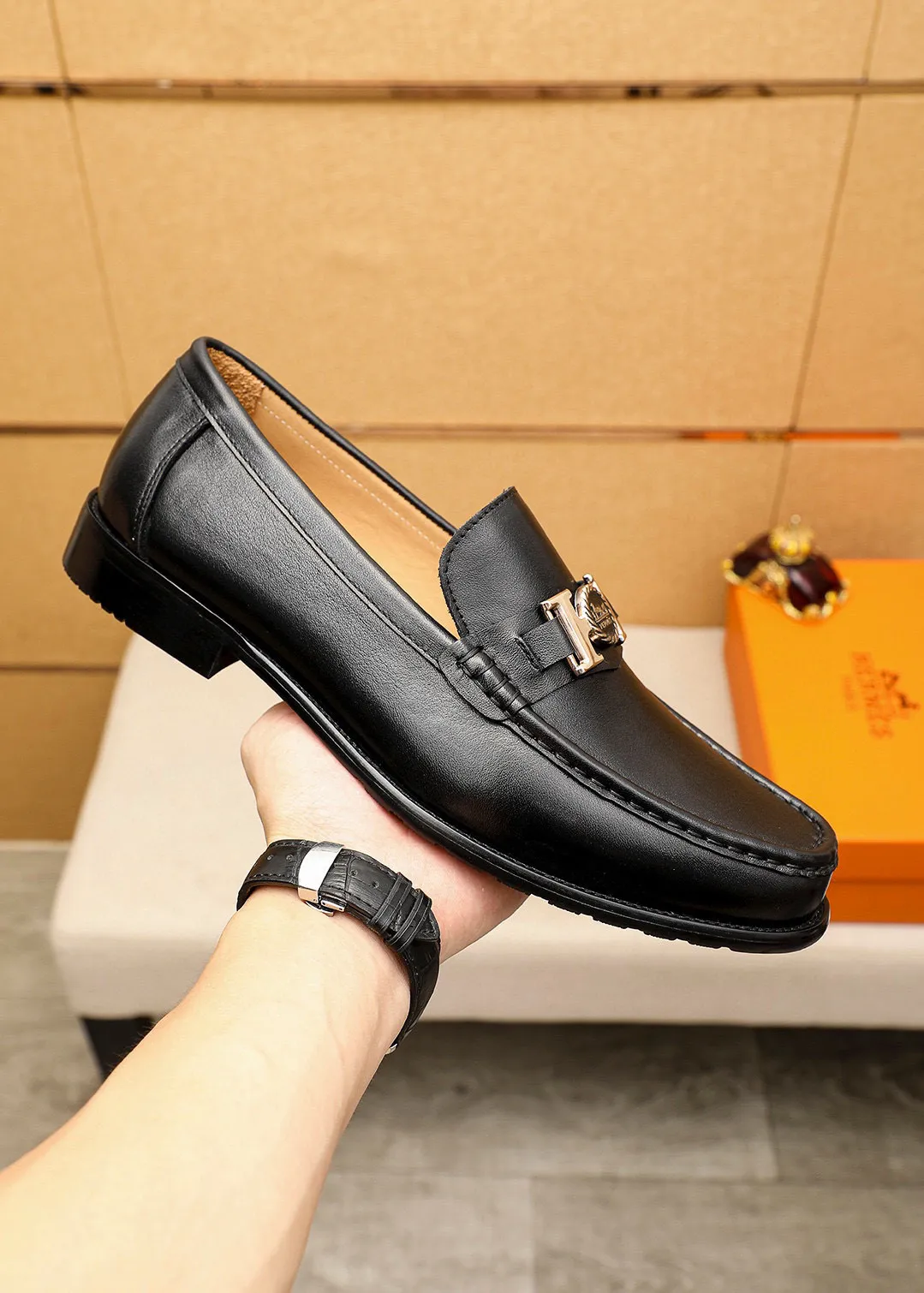 Men's shoes 💰442 💐 Product trademark: HERMES "Hermès" casual leather shoes Regular size: 38-44 (45🉑️customized) Product materials: Selected imported first-layer calfskin upper + luxury hardware buckle, imported water-dyed 🐂 cowhide lining. Strong three-dimensional visual effect, combined outsole Color: 1⃣️color optional